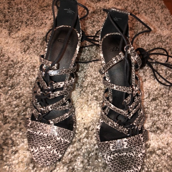Snake print shoes - Picture 2 of 3